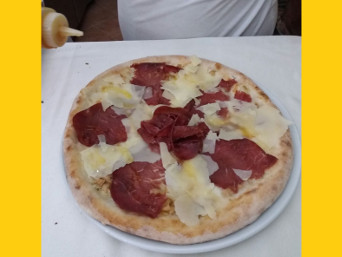 glassa clemì su pizza con bresaola e scaglie di parmigiano